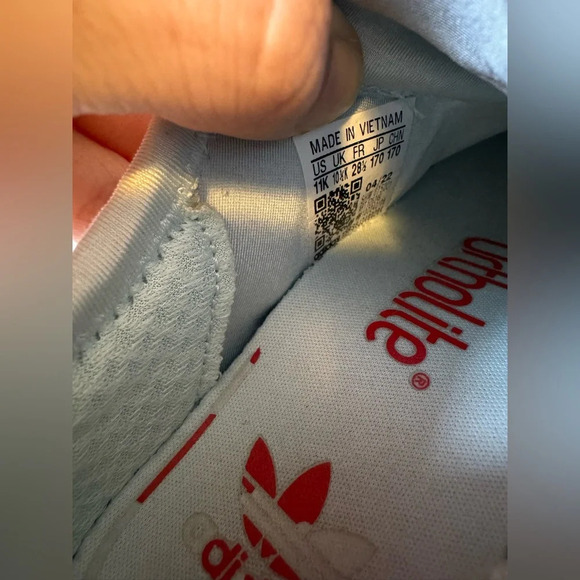 Adidas Kids Sneakers Size 11 - Picture 5 of 5